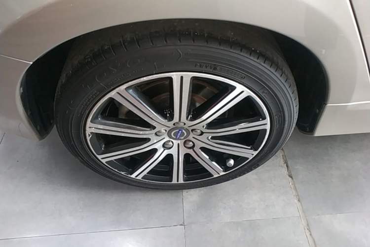 Used Volvo S60 2018 S60L T5 Intelligent Drive Progressive Edition Right Rear Wheel Hub