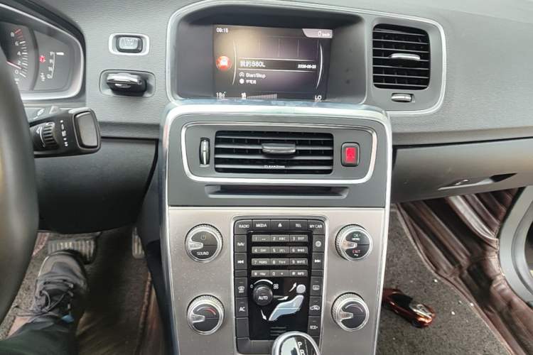 Used Volvo S60 2018 S60L T3 Smart Progress Edition Audio And AC Panel