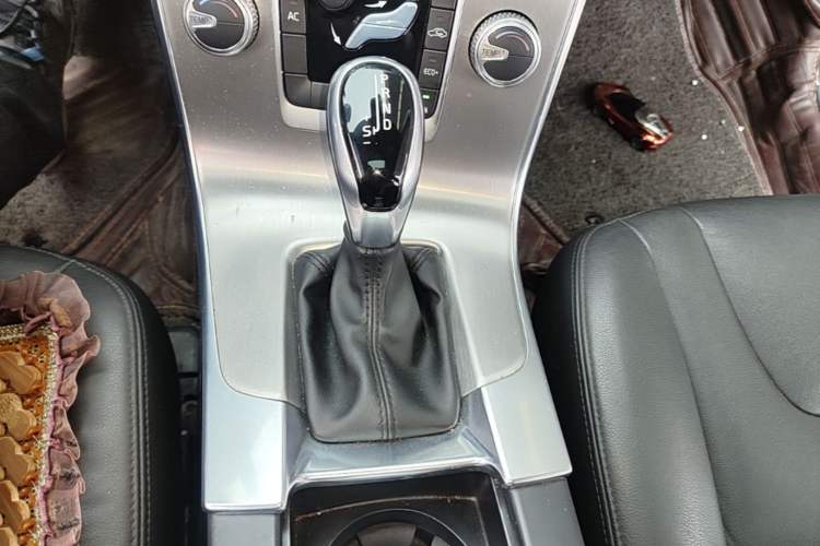 Used Volvo S60 2018 S60L T3 Smart Progress Edition Gear Lever