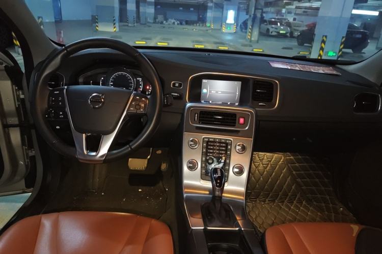 Used Volvo S60 2018 S60L T4 Smart & Ambitious Edition Center Console