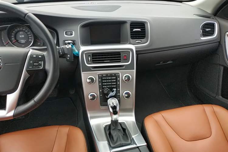 Used Volvo S60 2018 S60L T3 Smart Progress Edition Audio And AC Panel