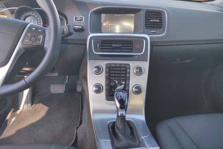 Used Volvo S60 2018 S60L T3 Smart Progress Edition Audio And AC Panel