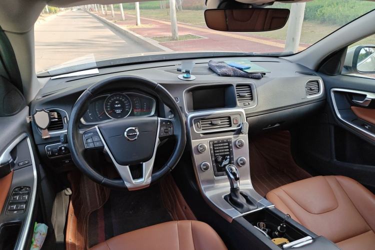 Used Volvo S60 2018 S60L T3 Smart Progress Edition Center Console