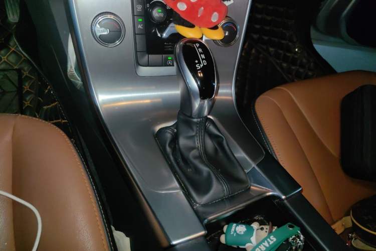 Used Volvo S60 2018 S60L T3 Smart Progress Edition Gear Lever