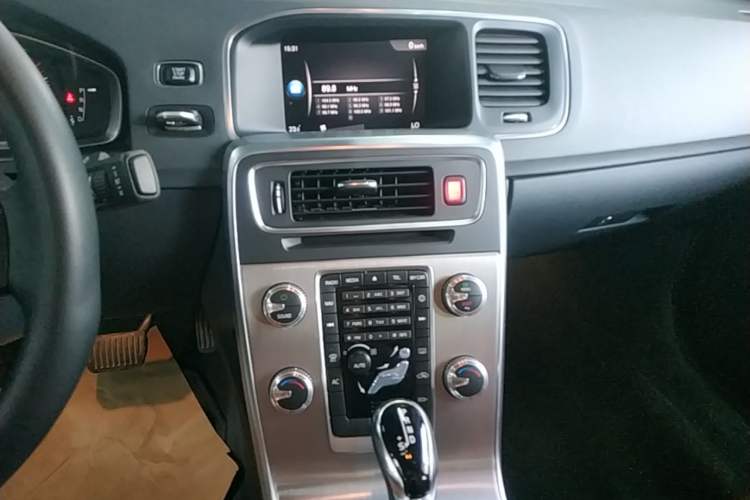 Used Volvo S60 2018 S60L T3 Smart Progress Edition Audio And AC Panel