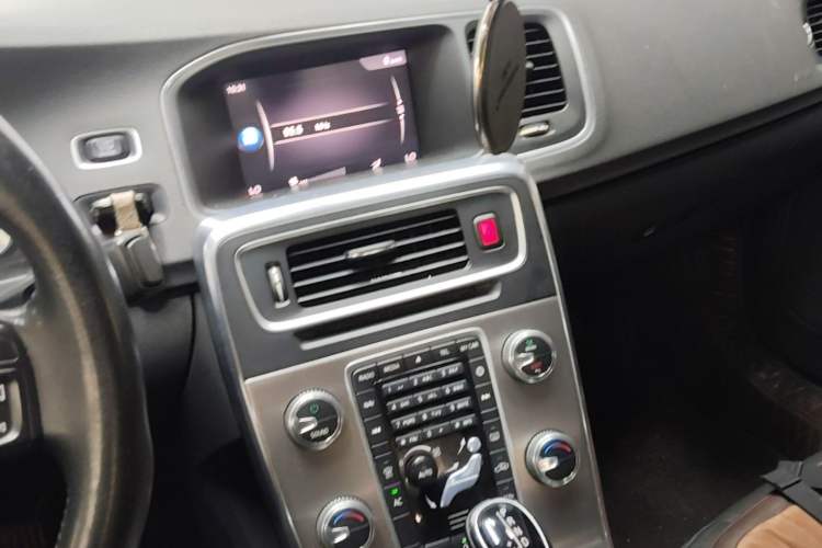 Used Volvo S60 2018 S60L T3 Smart Progress Edition Audio And AC Panel