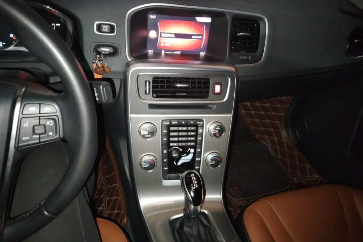Used Volvo S60 2018 S60L T4 Smart & Ambitious Edition Audio And AC Panel