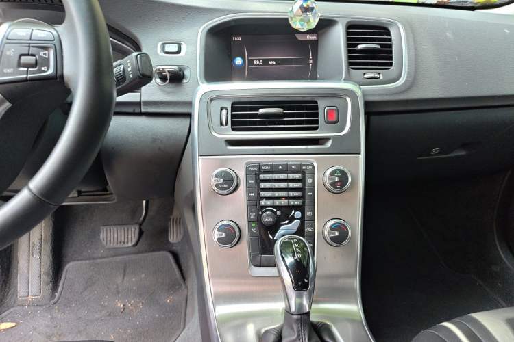 Used Volvo S60 2018 S60L T3 Smart Progress Edition Audio And AC Panel