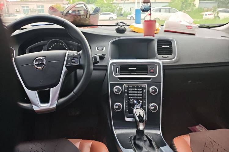 Used Volvo S60 2018 S60L T4 Smart & Ambitious Edition Center Console