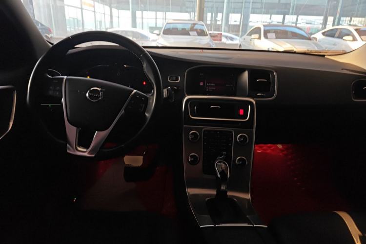 Used Volvo S60 2018 S60L T4 Smart & Ambitious Edition Center Console