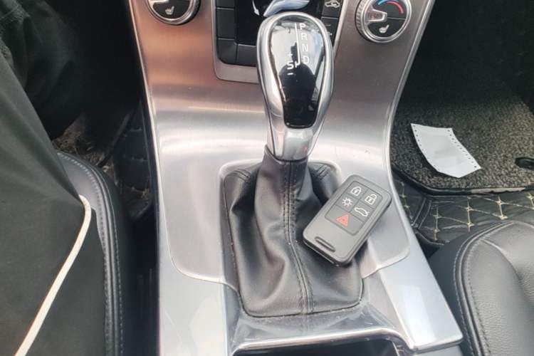Used Volvo S60 2018 S60L T4 Zhiyuan Edition Gear Lever