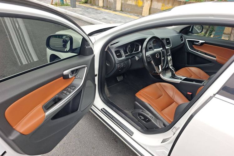 Used Volvo S60 2018 S60L T5 Intelligent Drive Progressive Edition Interior 3