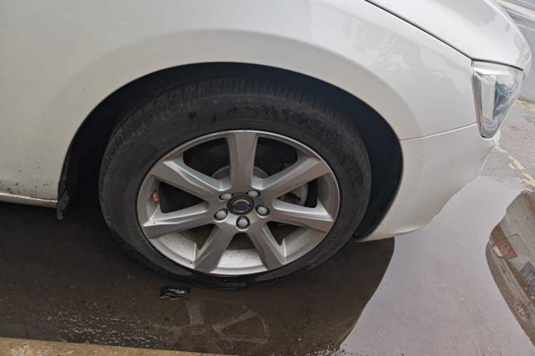 Used Volvo S60 2018 S60L T5 Intelligent Drive Edition Right Front Wheel Hub