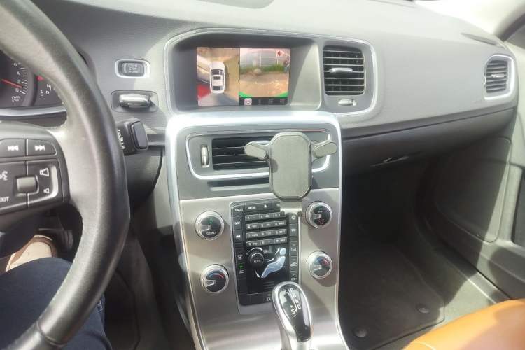 Used Volvo S60 2018 S60L T3 Smart Progress Edition Audio And AC Panel