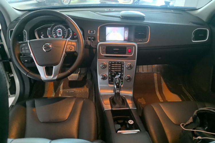 Used Volvo S60 2018 S60L T4 Smart & Ambitious Edition Center Console