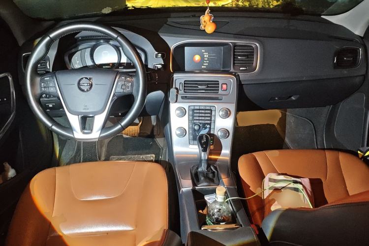 Used Volvo S60 2018 S60L T4 Smart & Ambitious Edition Center Console