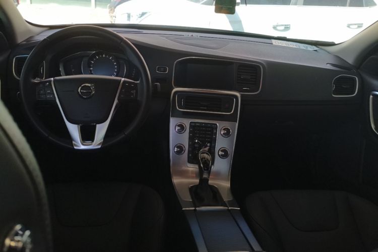 Used Volvo S60 2018 S60L T5 Intelligent Drive Progressive Edition Center Console