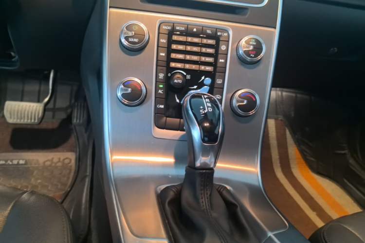 Used Volvo S60 2018 S60L T4 Smart & Ambitious Edition Gear Lever