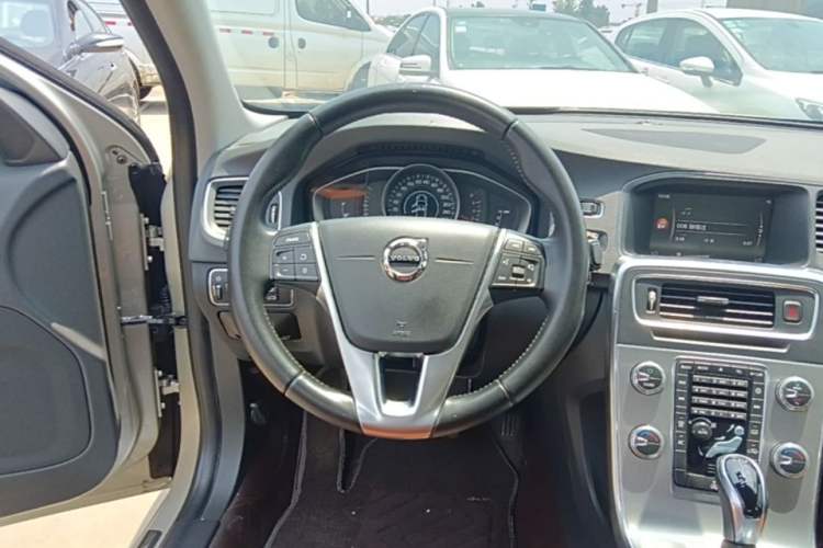 Used Volvo S60 2018 S60L T3 Smart Progress Edition Steering Wheel