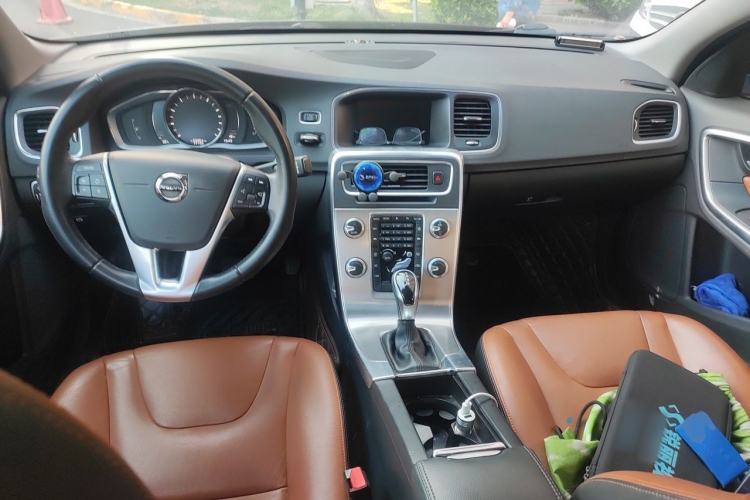 Used Volvo S60 2019 S60L T5 Smart Range Edition Center Console