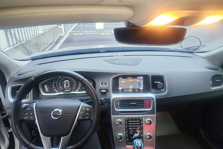 Used Volvo S60 2019 S60L T5 Smart Range Edition Center Console