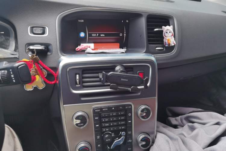 Used Volvo S60 2019 S60L T5 Smart Range Edition Audio And AC Panel