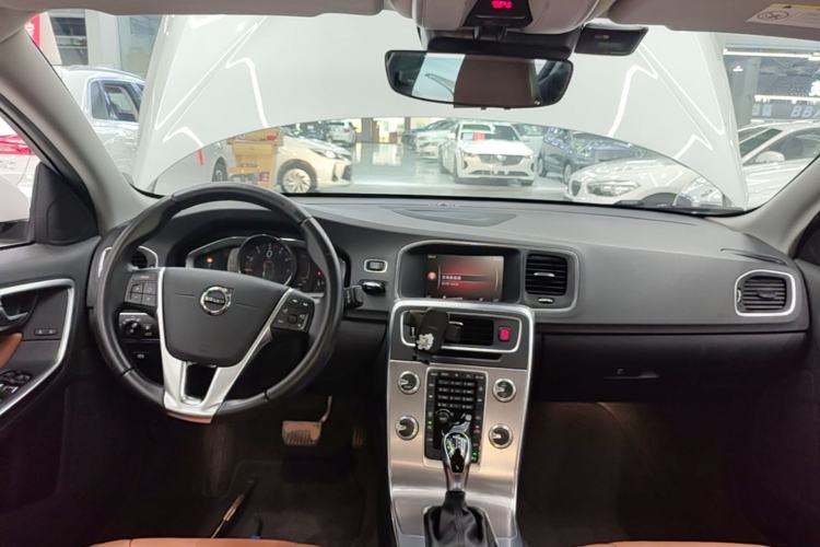 Used Volvo S60 2019 S60L T5 Smart Range Edition Center Console