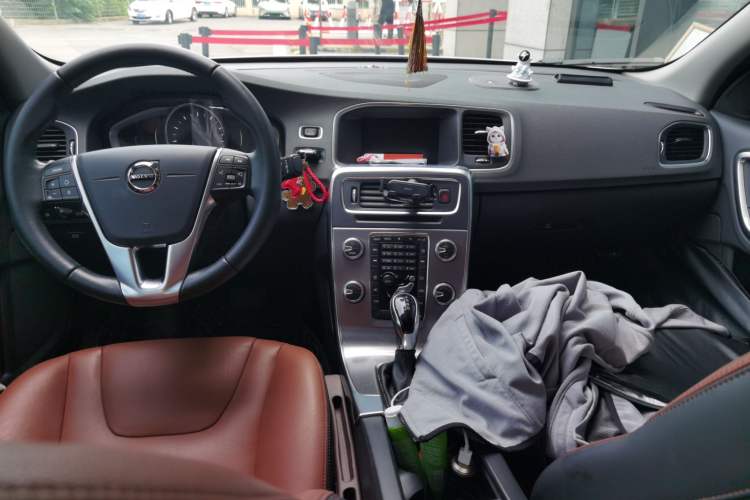 Used Volvo S60 2019 S60L T5 Smart Range Edition Center Console