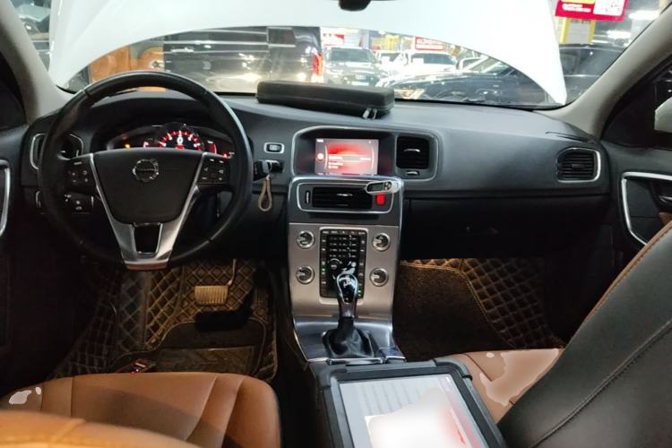 Used Volvo S60 2019 S60L T5 Smart Range Edition Center Console