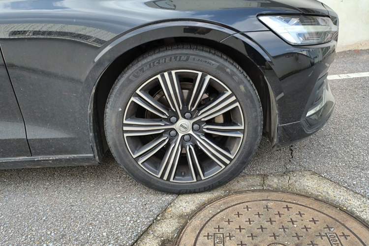 Used Volvo S60 2020 T4 Zhiyuan Luxury Edition Right Front Wheel Hub