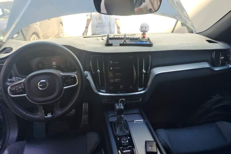Used Volvo S60 2020 T4 Zhiyuan Sport Edition Center Console
