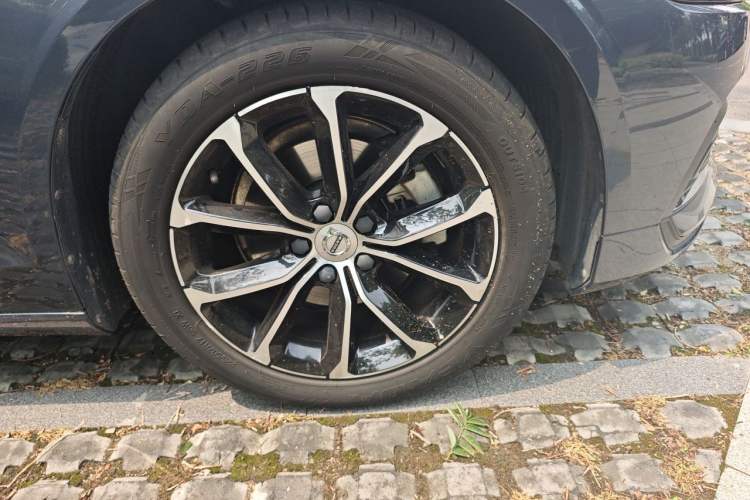 Used Volvo S60 2020 T4 Zhiyi Luxury Edition Right Front Wheel Hub