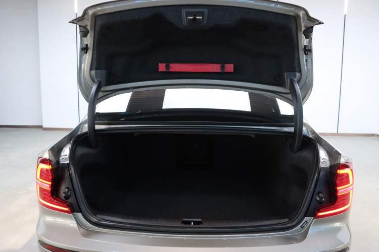 Used Volvo S60 2020 T3 SmartDrive Luxury Edition Interior 8