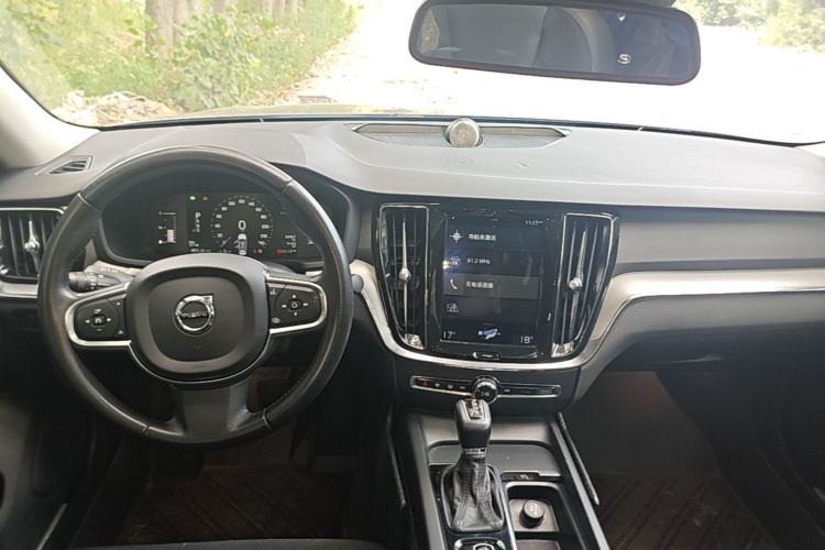 Used Volvo S60 2020 T3 SmartDrive Luxury Edition Center Console