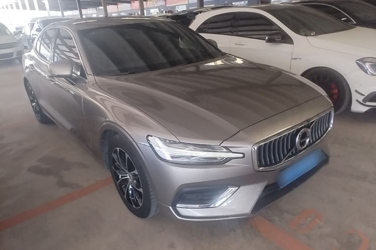 Used Volvo S60 2020 T4 Zhiyi Luxury Edition Front Right 45 Deg