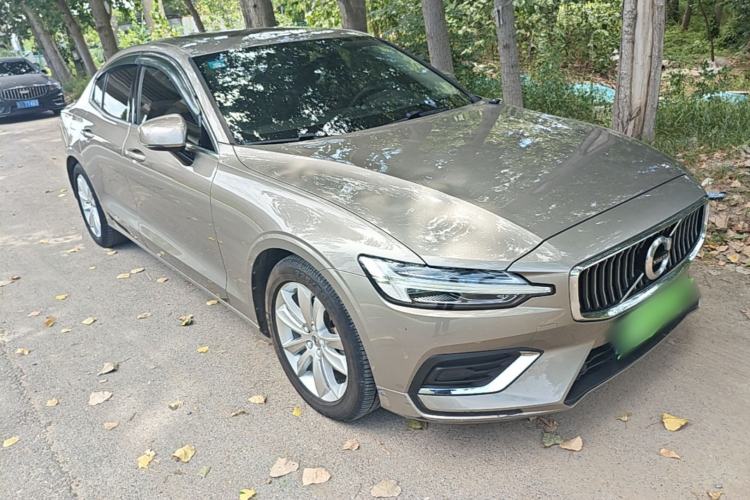 Used Volvo S60 2020 T3 SmartDrive Luxury Edition Front Right 45 Deg