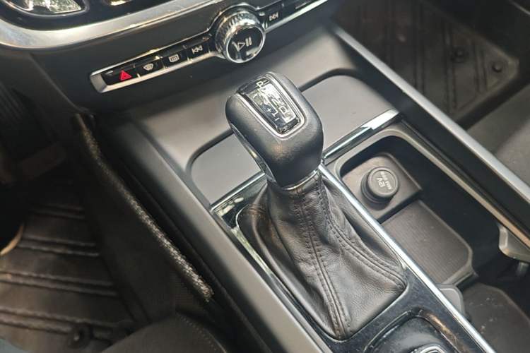 Used Volvo S60 2020 T3 SmartDrive Luxury Edition Gear Lever