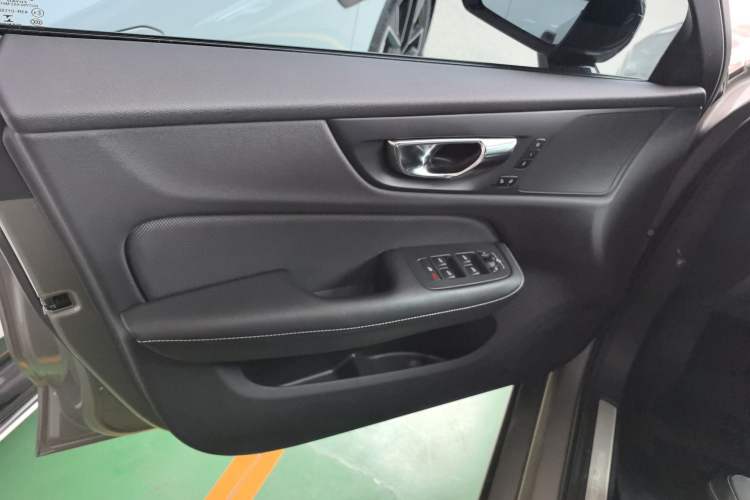 Used Volvo S60 2020 T4 Zhiyuan Sport Edition Interior 8