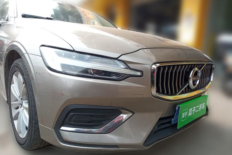 Used Volvo S60 2020 T3 SmartDrive Luxury Edition Front Right 45 Deg