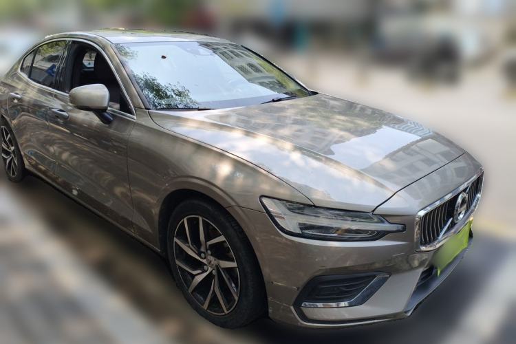Used Volvo S60 2020 T3 SmartDrive Luxury Edition Front Right 45 Deg