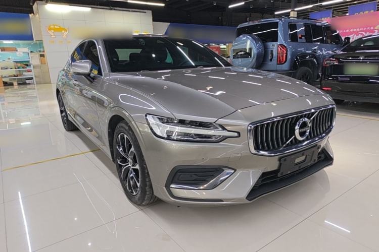 Used Volvo S60 2020 T4 Zhiyi Luxury Edition Front Right 45 Deg