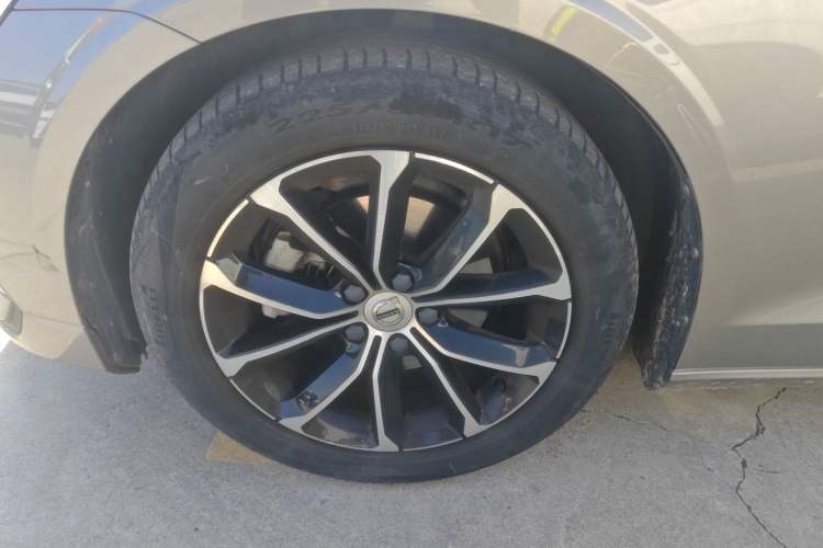 Used Volvo S60 2020 T4 Zhiyi Luxury Edition Left Front Wheel Hub