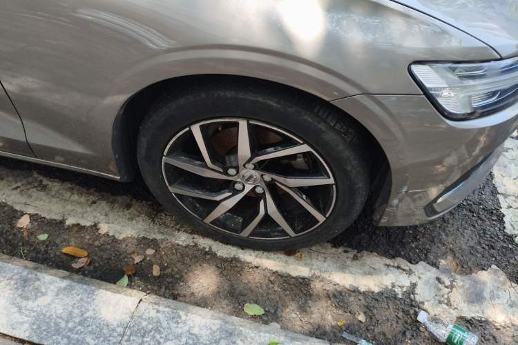 Used Volvo S60 2020 T3 SmartDrive Luxury Edition Right Front Wheel Hub