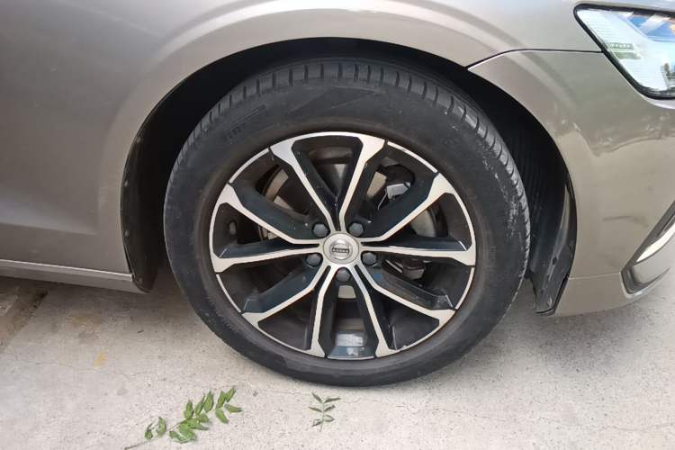 Used Volvo S60 2020 T4 Zhiyi Luxury Edition Right Front Wheel Hub