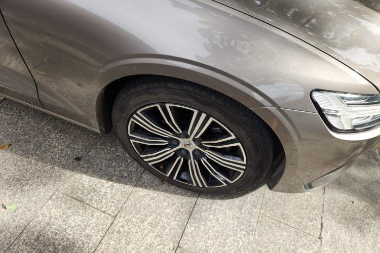 Used Volvo S60 2020 T4 Zhiyuan Luxury Edition Right Front Wheel Hub
