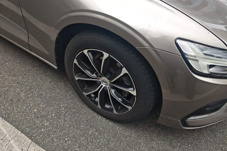 Used Volvo S60 2020 T4 Zhiyi Luxury Edition Right Front Wheel Hub