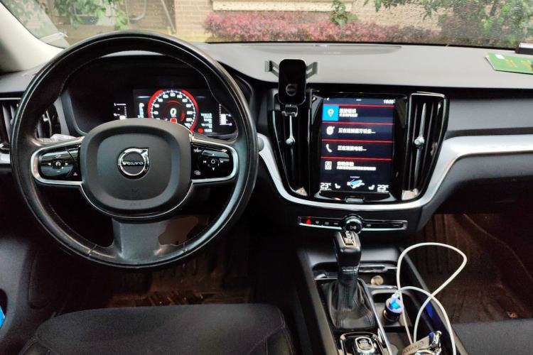 Used Volvo S60 2020 T3 SmartDrive Luxury Edition Center Console