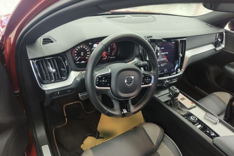 Used Volvo S60 2020 T4 Zhiyuan Sport Edition Center Console