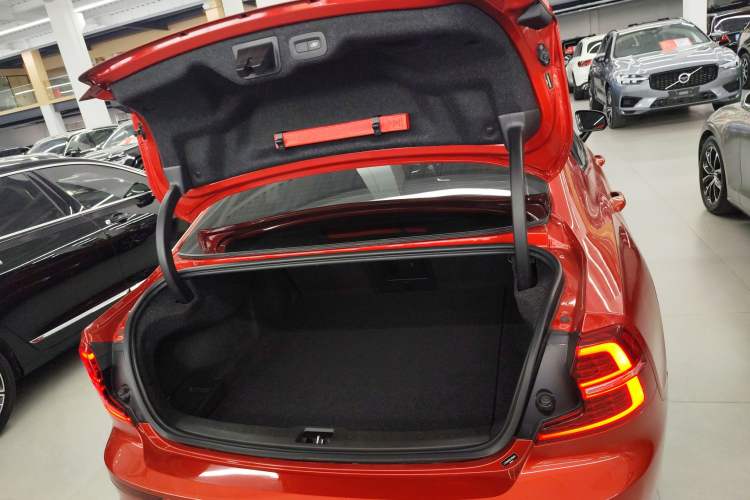 Used Volvo S60 2020 T4 Zhiyuan Sport Edition Trunk