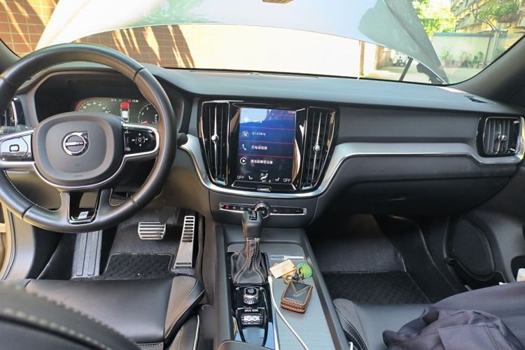 Used Volvo S60 2020 T4 Zhiyuan Sport Edition Center Console